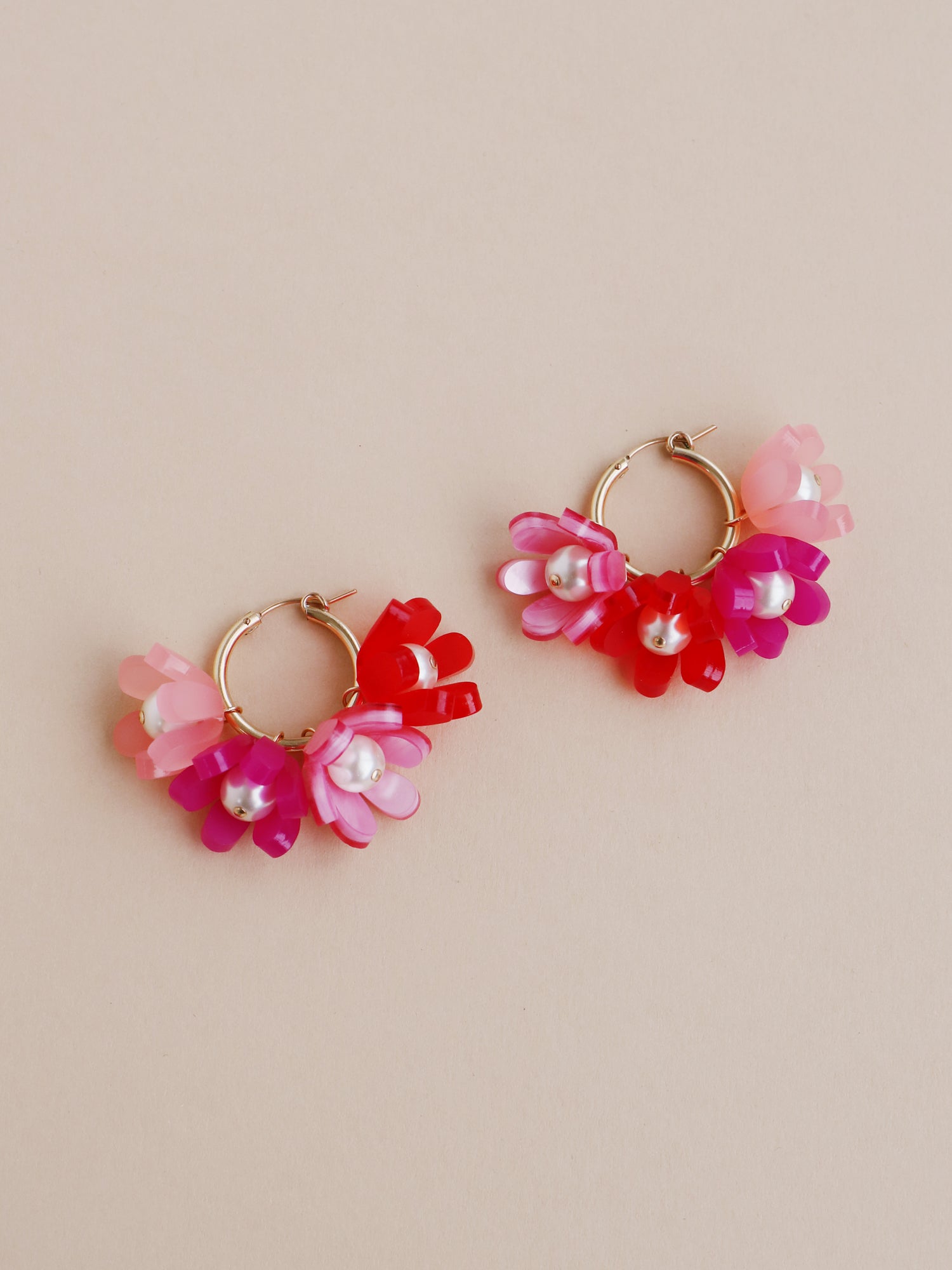 Statement tulip meadow hoop earrings with 8 interchangeable flowers in red & pink shades. Made from heat-formed acrylic with high quality glass pearls and 14k gold-filled findings. Handmade in the UK by Wolf & Moon.