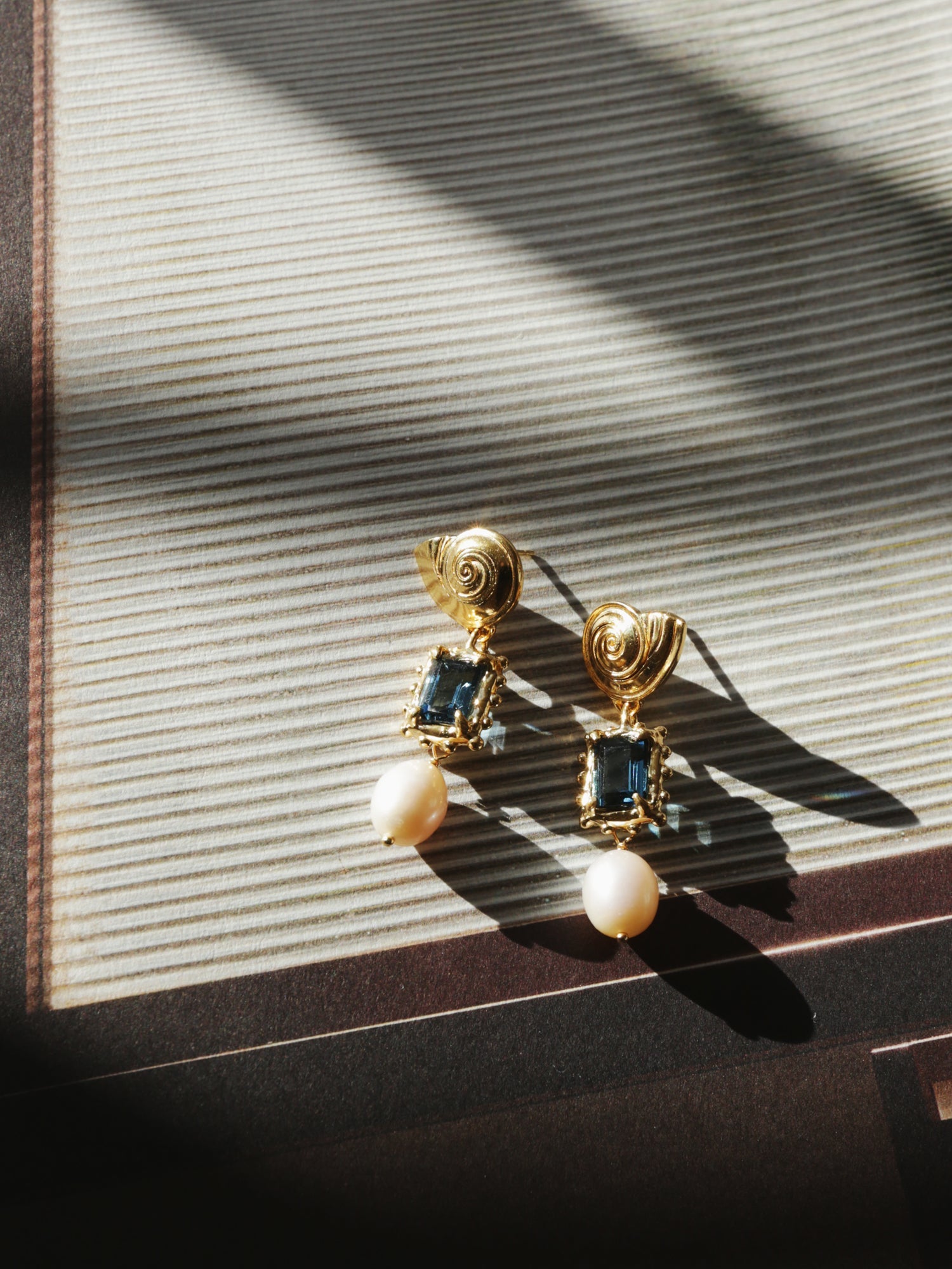 Memento Pearl Earrings with Dark Blue Topaz - Gold