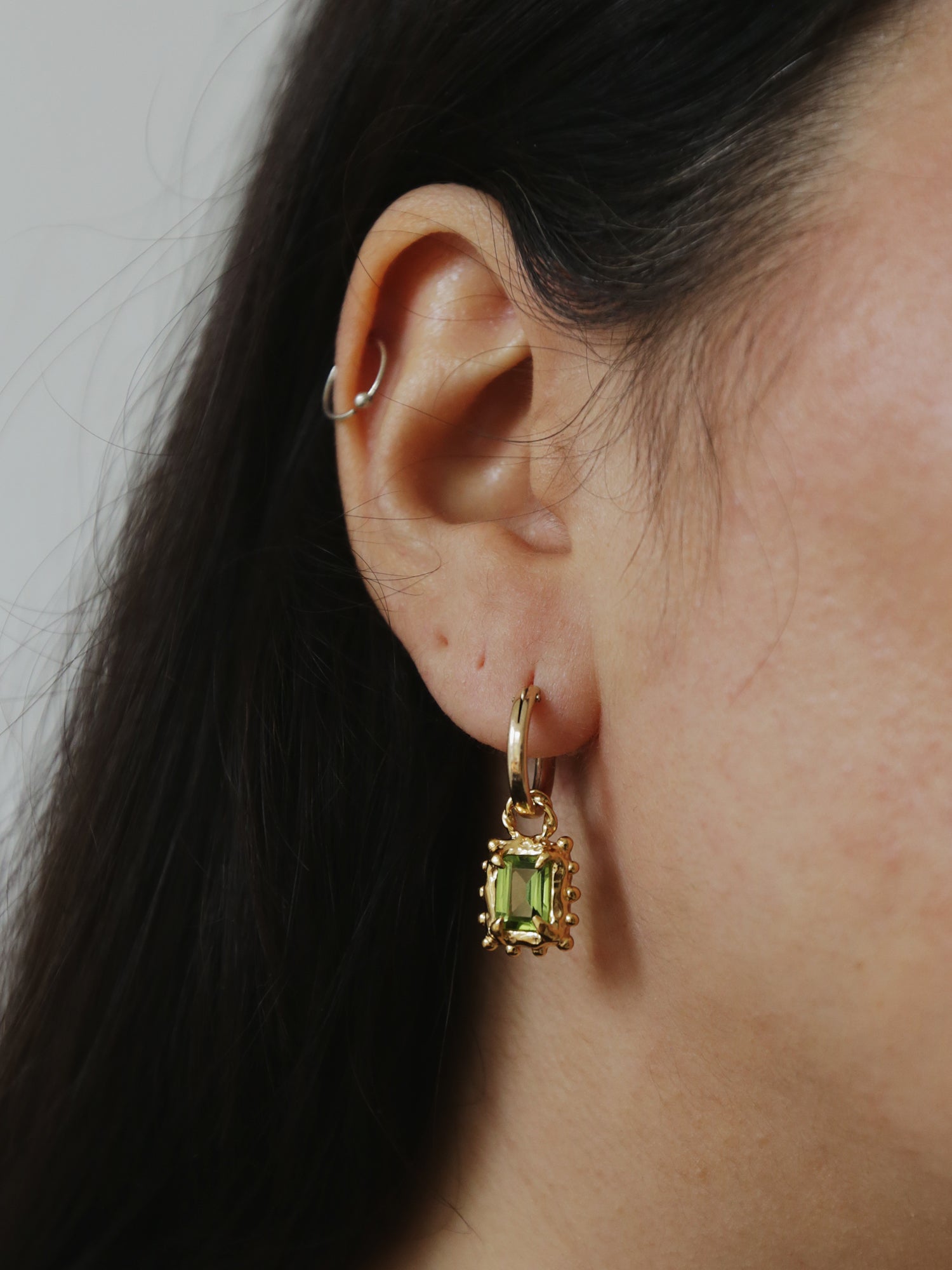 Memento Hoops with Peridot - Gold