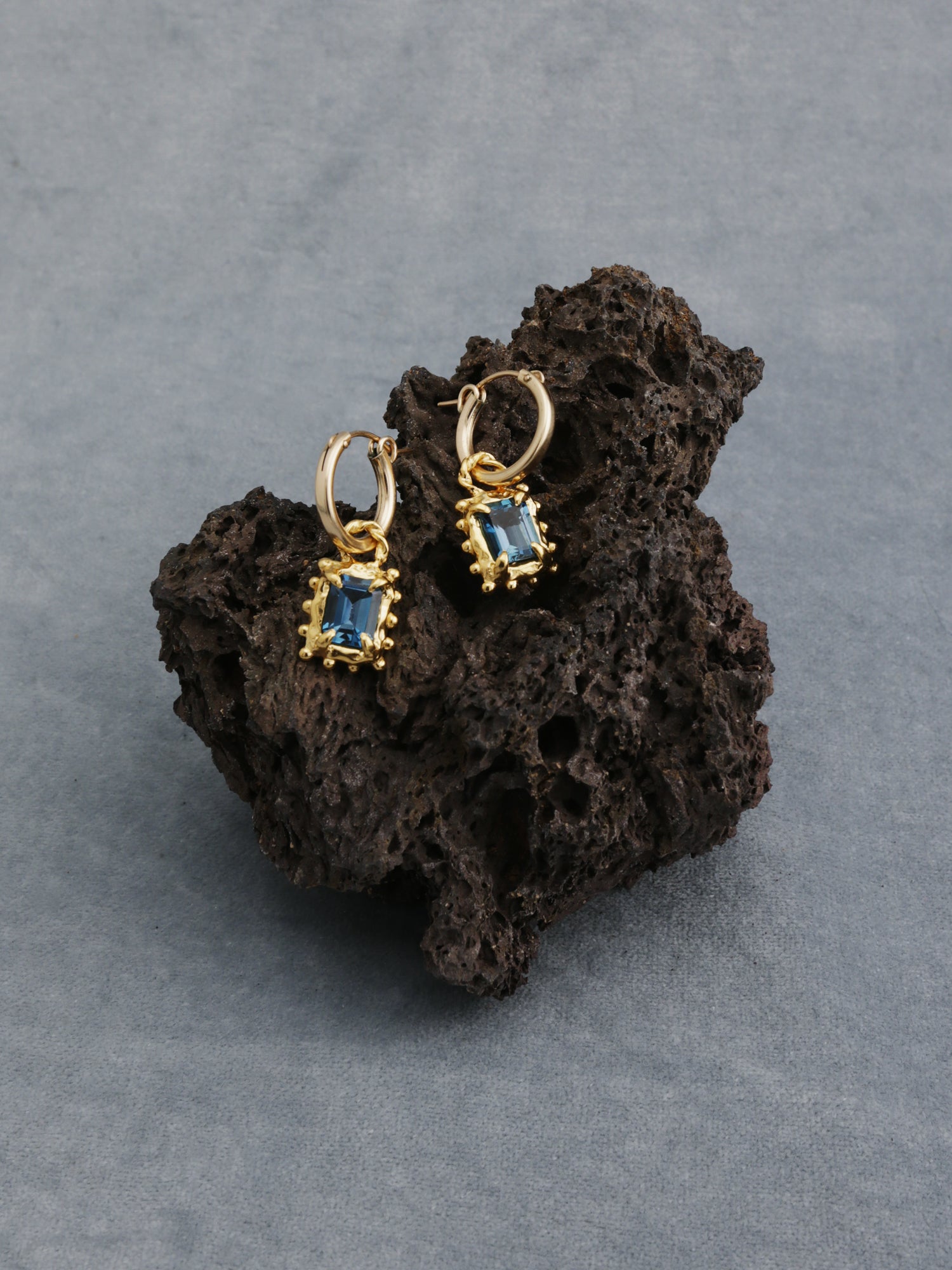 Memento Hoops with Dark Blue Topaz - Gold