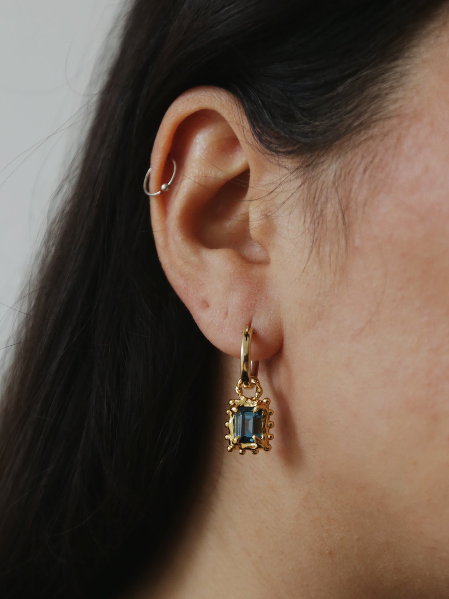 Memento Hoops with Dark Blue Topaz - Gold