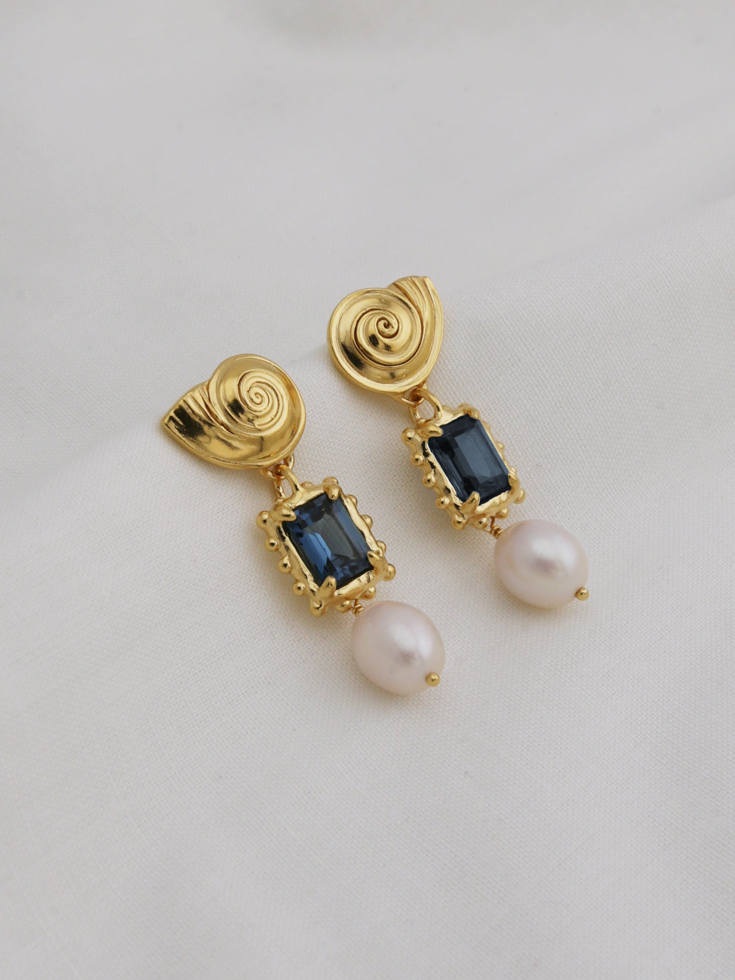 Memento Pearl Earrings with Dark Blue Topaz - Gold