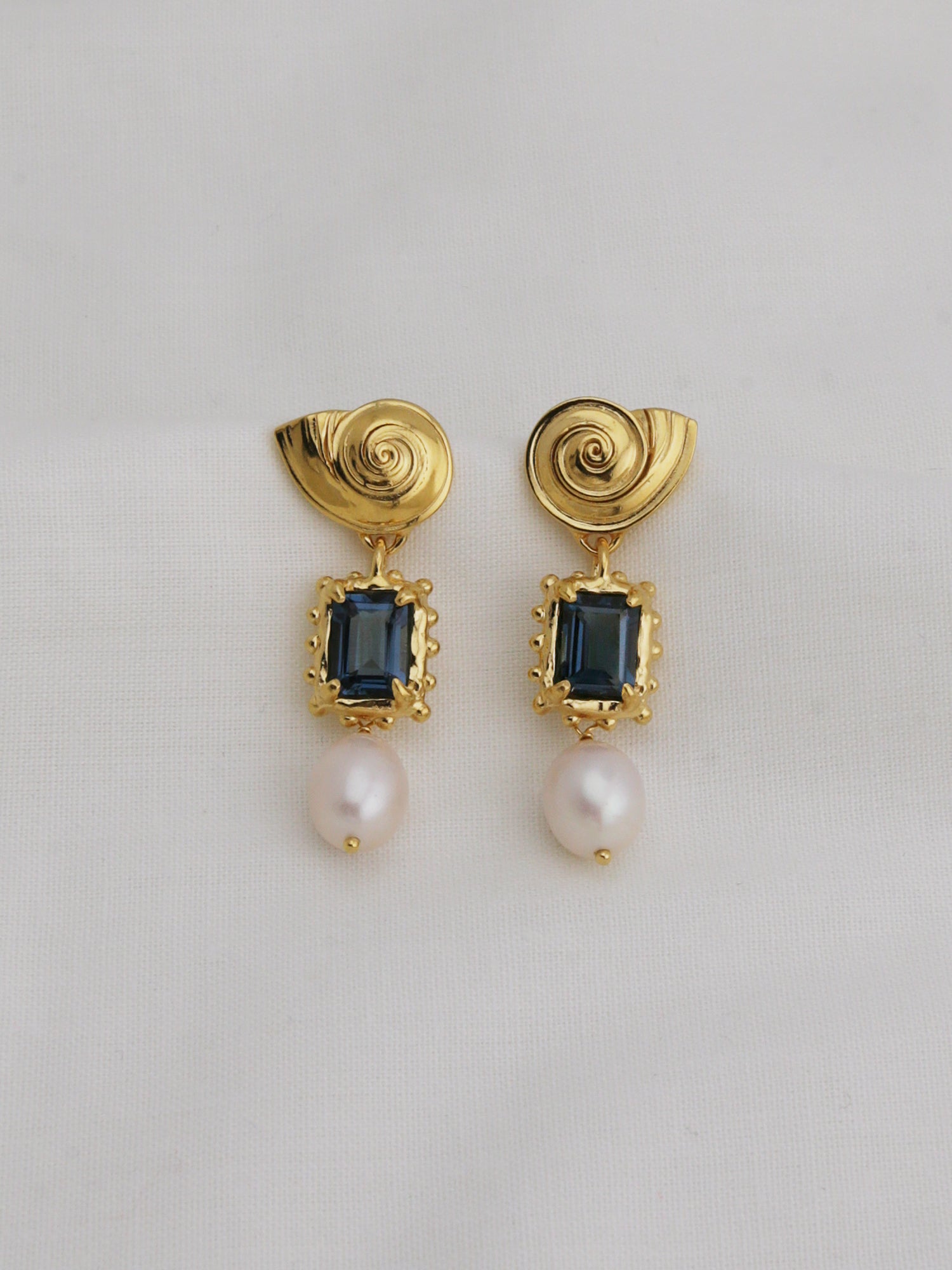 Memento Pearl Earrings with Dark Blue Topaz - Gold