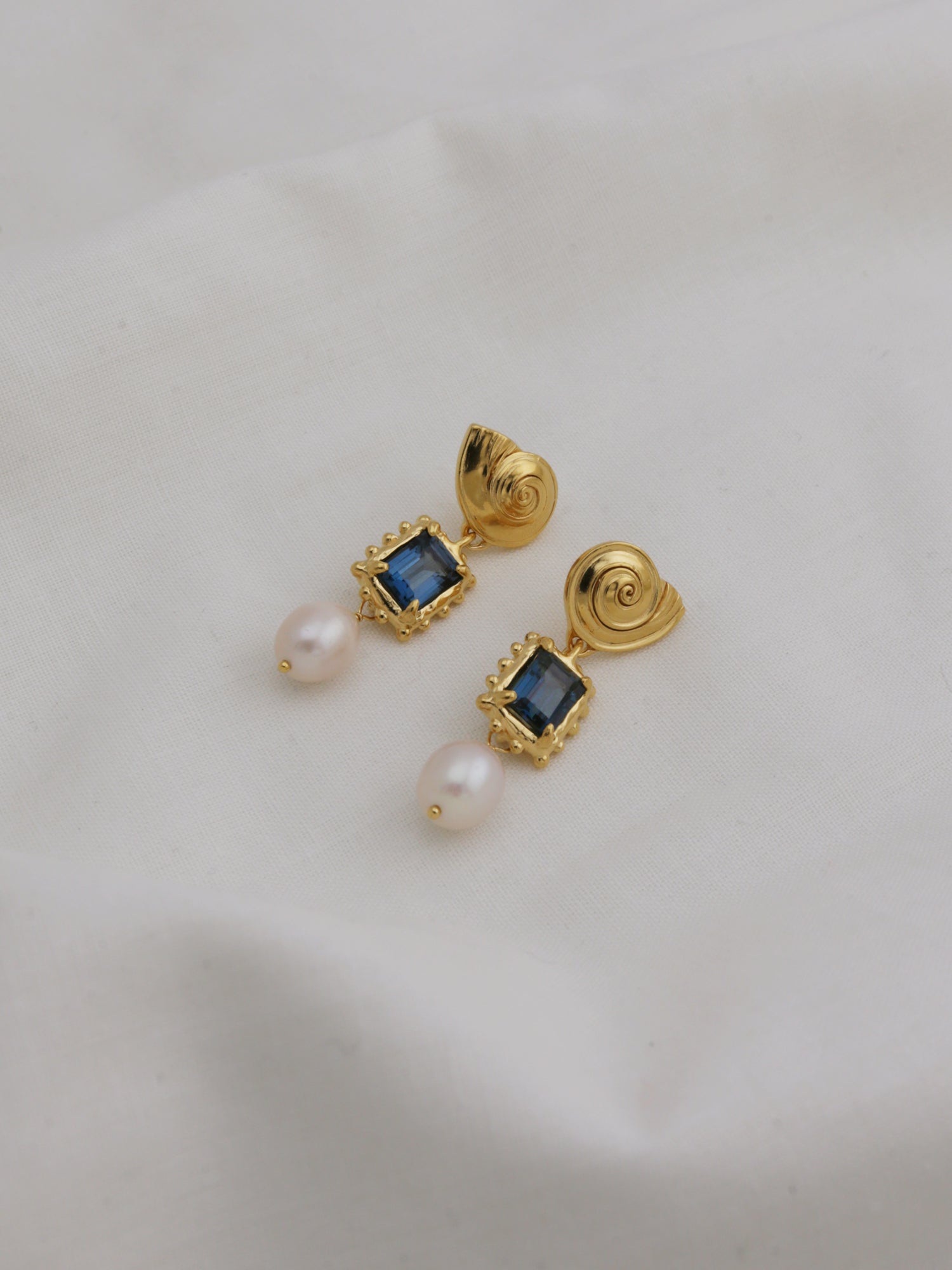 Memento Pearl Earrings with Dark Blue Topaz - Gold