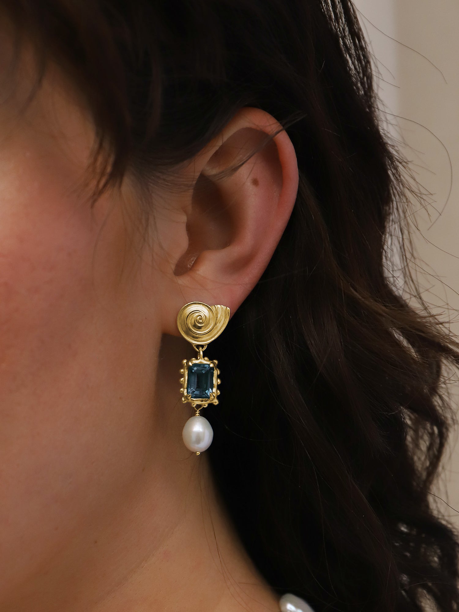 Memento Pearl Earrings with Dark Blue Topaz - Gold