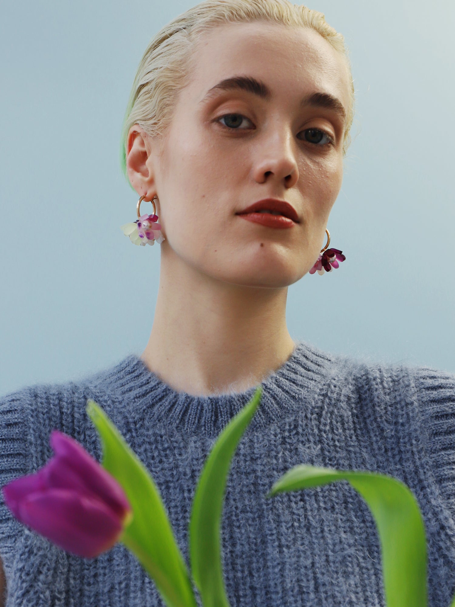 Statement tulip meadow hoop earrings with 8 interchangeable flowers in cream, white and purple shades. Made from heat-formed acrylic with high quality glass pearls and 14k gold-filled findings. Handmade in the UK by Wolf & Moon.