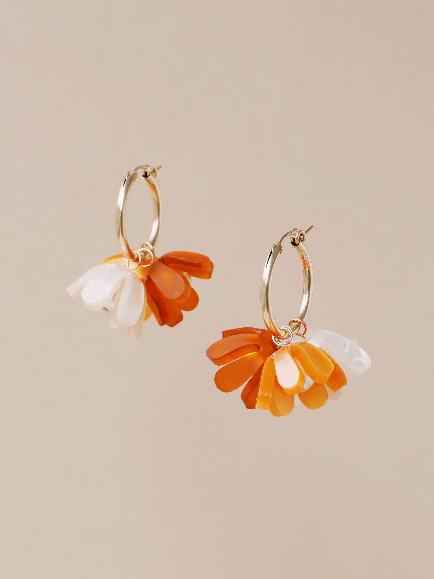 Statement tulip meadow hoop earrings with 8 interchangeable flowers in cream, orange & yellow shades. Made from heat-formed acrylic with high quality glass pearls and 14k gold-filled findings. Handmade in the UK by Wolf & Moon.