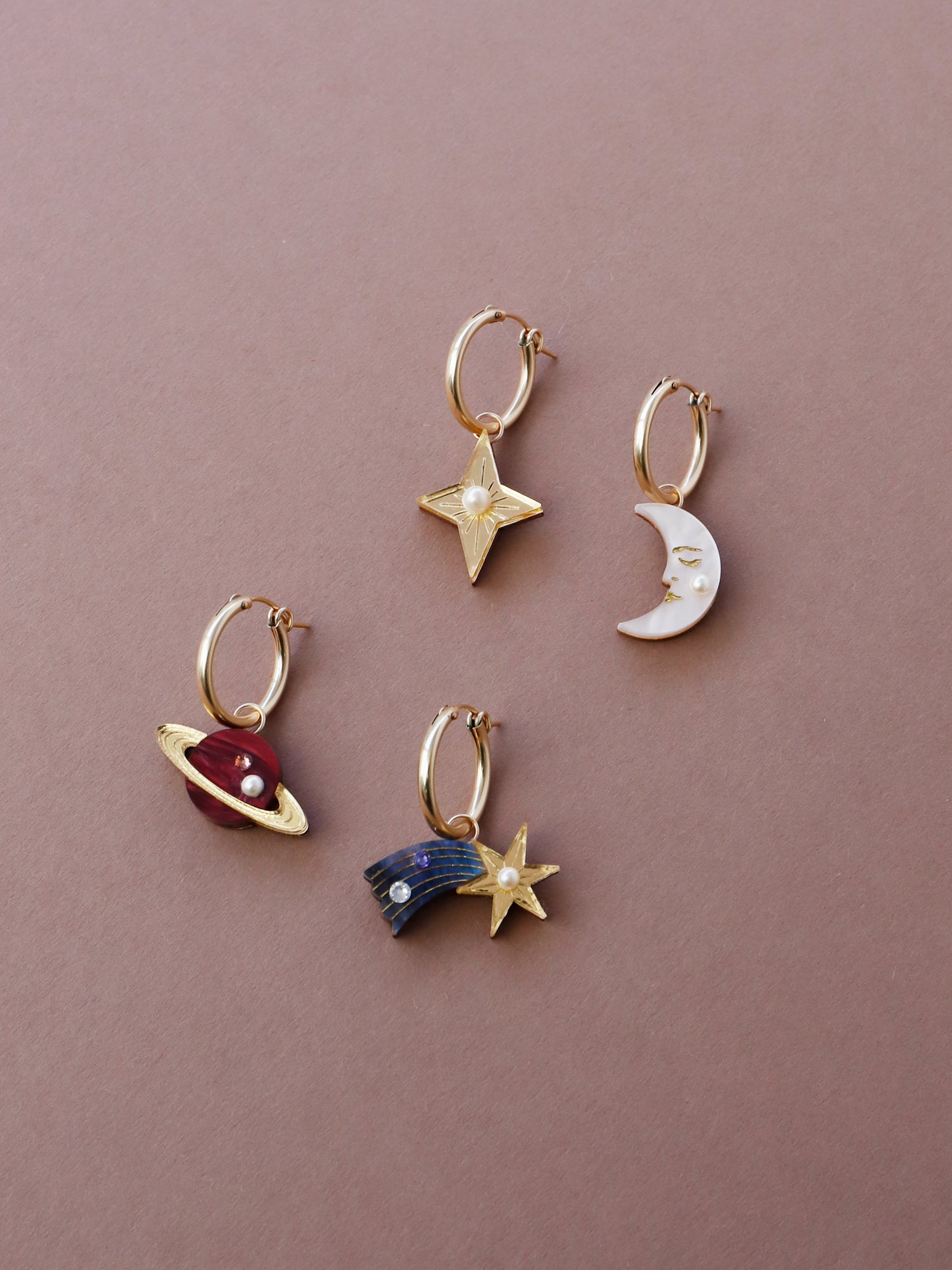 Mix ‘n’ match celestial charm set made with acrylic and glass pearls. This hoop set includes 4 x interchangeable charms. Wear with our 14k gold-filled hoops. This set includes: 1x 'Moon' charm, 1x ‘Star’ charm , 1 x 'Shooting Star' charm, 1 x 'Saturn' charm. Handmade in London by Wolf & Moon.